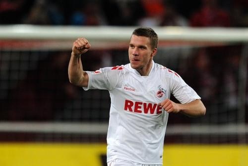 Tuyển thủ Đức, Lukas Podolski (Cologne) đã từng tuyên bố muốn rời khỏi Bundesliga để tìm một bến đỗ mới. Bởi vậy, gần như ngay lập tức HLV Arsene Wenger đã cử những tuyển trạch viên tới theo dõi ngôi sao này thi đấu. Dù không nổi trội trong màu áo CLB nhưng Podolski luôn là ‘sát thủ’ nguy hiểm trong màu áo Cỗ xe tăng Đức. Điểm mạnh của tiền đạo gốc Ba Lan này chính là tốc độ và những cú sút chân trái đầy uy lực.