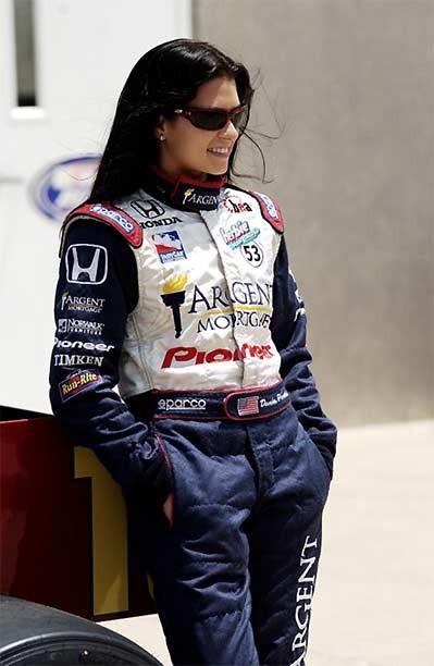 Danica Patrick luôn là một phần đặc biệt trên đường đua IndyCar, loại xe có hình dáng gần giống xe F1.