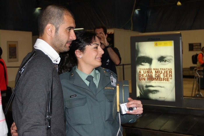 Hình ảnh thân thiện của Pep khi chụp ảnh cùng với nữ bảo vệ ở sân bay của CLB Almeria.