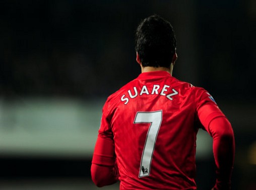 Luis Suarez (Liverpool): Kể từ khi gia nhập đội bóng thành phố cảng vùng Merseyside thì tiền đạo người Uruguay đã gặp quá nhiều rắc rối. Anh được coi là cầu thủ đáng ghét nhất Ngoại hạng Anh. Tuy nhiên, không ai có thể phủ nhận bản năng sát thủ của Suarez. Vốn xuất thân từ Nam Mỹ, Suarez sở hữu kỹ thuật cực tốt, khả năng xoay sở trong vòng cấm và phạm vi hẹp khiến bất cứ hậu vệ nào phải dè chừng. Hiện tại, anh đang là chân sút tốt nhất Liverpool với 14 bàn thắng trên khắp mặt trận.