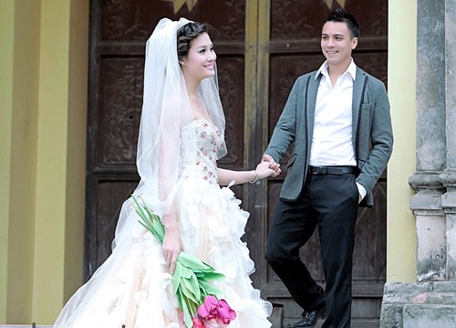 Mối tình 4 năm của chân dài Đinh Lan Phương với cầu thủ Trịnh Quốc Hưng cuối cùng cũng có cái kết đẹp bằng một đám cưới ấm cúng, hạnh phúc vào ngày 15/3/2011.