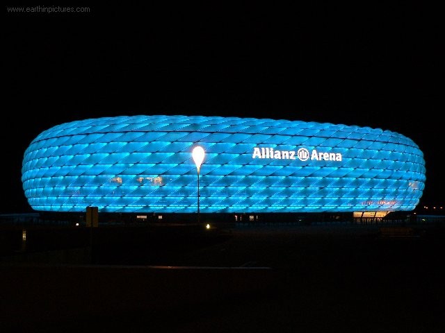 Sân Allianz Arena nằm ở phía bắc thành phố Munich, thủ bang Bavaria được khánh thành vào ngày 30/5/2005 (được xây dựng trong vòng 2 năm từ tháng 10/2002 đến tháng 5/2005) với tổng kinh phí xây dựng lên tới 340 triệu Euro. Được tạo nên từ 2874 tấm nhựa ETFE, sân có sức chứa lên tới 69.901 chỗ ngồi.
