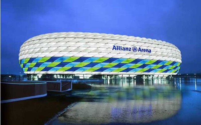 Hiện nay, Allianz Arena là sân nhà của hai câu lạc bộ FC Bayern Munich và TSV 1860 Munich cũng như ĐTQG Đức. Bên ngoài sân có thể phát sáng màu đỏ khi Bayern thi đấu, màu xanh khi 1860 Munich thi đấu và màu trắng khi tuyển Đức thi đấu. Riêng với trận chung kết Champions League diễn ra tới đây, SVĐ Allianz Arena sẽ có gam màu trắng đặc biệt. Thảm cỏ gần SVĐ sẽ được phủ màu xanh lá cây và màu xanh dương xen kẽ.