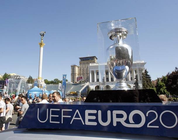 EURO 2012 đang nóng lên từng ngày, người hâm mộ đang chờ đợi những cuộc tranh tài đỉnh cao tại Ukraine và Ba Lan. Nhưng mọi chuyện lại không đơn giản như vậy, bởi ở Ukraine đang xuất hiện ngày càng nhiều những cuộc biểu tình nhằm chống lại EURO 2012. Vậy nguyên nhân là vì sao vậy?