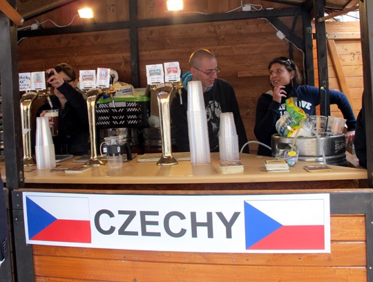 Cùng tham quan các quầy bán đồ ăn, thức uống của các quốc gia tham dự EURO 2012 trong fanzone tại Wroclaw, Ba Lan.