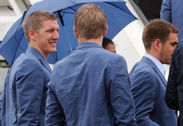 Bastian Schweinsteiger cùng với đồng đội Toni Kroos ở Munich trò chuyện rất thân mật.