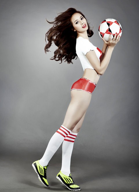 Không chỉ nổi tiếng ở lĩnh vực người mẫu, Sella Trương còn rất thành công với vai trò diễn viên. Cô được biết đến với nhiều bộ phim truyền hình khác nhau như Gọi nắng, Xúc xắc mùa thu hay Tối nay 8 giờ….Ngoài ra, Sella Trương còn rất đam mê môn thể thao vua. Euro 2012 chỉ còn 3 ngày nữa sẽ khởi tranh, để cổ vũ giải đấu được chờ đợi nhất mùa Hè này, Sella Trương xuất hiện với một bộ ảnh diện trang phục màu áo trắng - đỏ của ĐT Ba Lan.