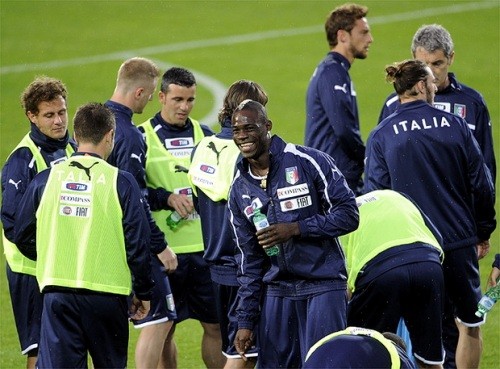 Hình ảnh Balotelli cùng đồng đội rất lạc quan.