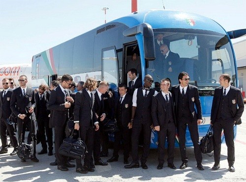 Xe bus chở ĐT Italia tới sân bay Pisa.