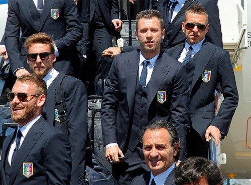 ĐT Italia tạo dáng để chụp hình trước khi lên máy bay.