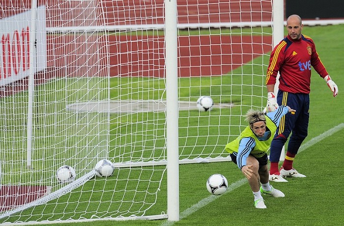 Torres thử sức mình làm thủ môn.