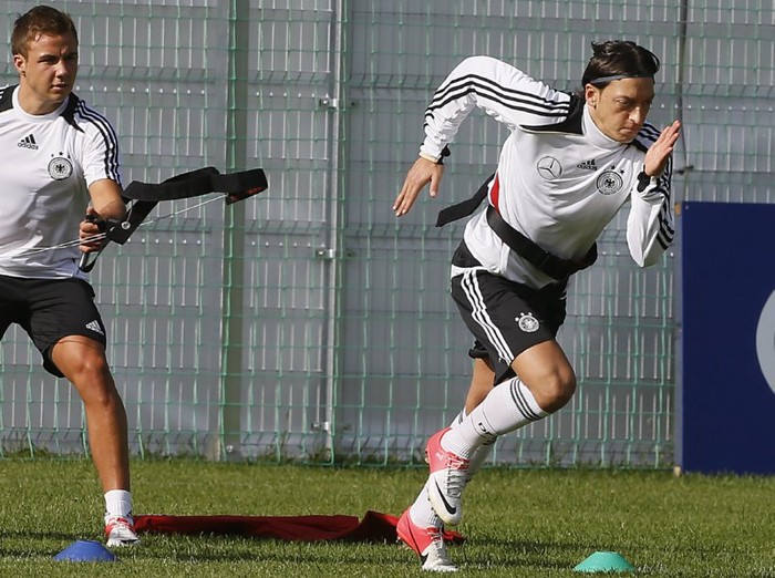Mesut Ozil đang rất tích cực rèn thể lực.