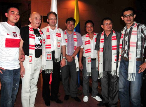 Cựu danh thủ Hồng Sơn, Phương Nam, BLV Quang Tùng là khách mời đặc biệt của tiệc xem trận khai mạc Euro giữa Ba Lan và Hy Lạp tại Đại sứ quán Ba Lan.