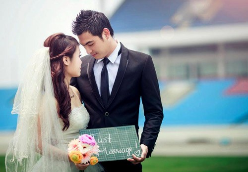 Chàng thủ môn của CLB Hà Nội quyết định thực hiện một phần bộ ảnh cưới của mình ở sân vận động Mỹ Đình.