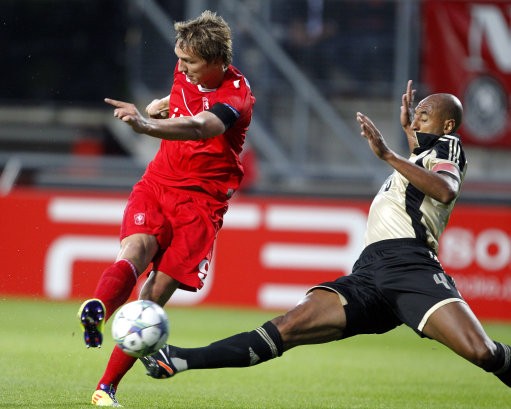 Luuk De Jong (FC Twente): Chân sút người Hà Lan đã tỏa sáng trong màu áo FC Twente ở mùa giải vừa qua. Dù mới 21 tuổi nhưng De Jong đã ghi 39 bàn sau 76 lần ra sân. Vì thế không có gì lạ nếu De Jong ra đi tìm những thử thách mới ngay trong Hè này.