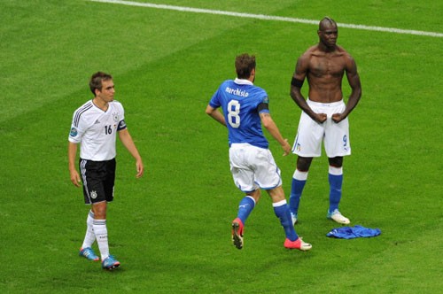Sau khi ghi bàn thắng thứ 2 trong trận bán kết Euro với ĐT Đức, Balotelli có pha ăn mừng khác người khi cởi áo, gồng mình khoe cơ bắp. Kiểu ăn mừng dị của tiền đạo Italy sau đó trở thành cơn sốt trong giới cầu thủ và NHM.