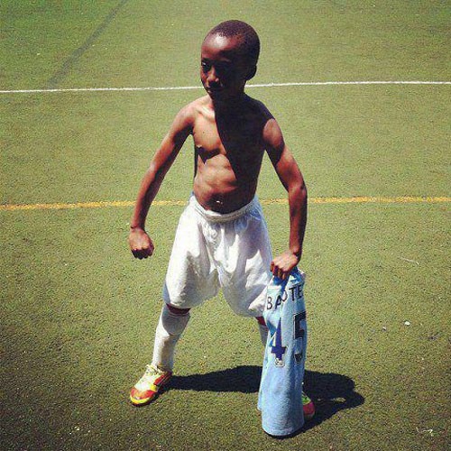 Một cậu bé cởi trần cầm áo Man City gồng mình giống hệt “Ngựa chứng”. Đây đích thực là fan của Balotelli cũng như của CLB Man City.