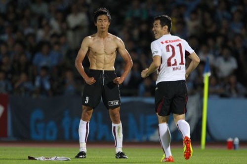 Trong trận đấu giữa Vissel Kobe và Kawasaki Frontale ở giải Nhật Bản cách đây không lâu, tiền đạo Ken Tokura cũng có pha ăn mừng giống hệt của Balotelli sau khi ghi bàn.