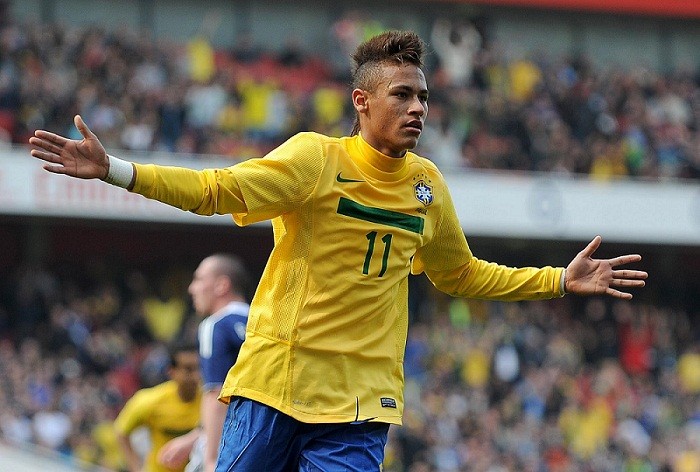Neymar (Brazil, đang thi đấu CLB Santos, 20 tuổi): Neymar chính là cầu thủ được chờ đợi nhất tại Olympic 2012 lần này. Với những gì đã thể hiện, giới chuyên môn tin rằng Neymar sẽ sớm đạt đến đẳng cấp của Cristiano Ronaldo và Lionel Messi.