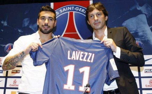 Trong 5 năm khoác áo Napoli, Lavezzi đã ra sân 188 trận, ghi được 48 bàn. Ở mùa giải vừa qua, Lavezzi hợp cùng với Edinson Cavani, Marek Hamsik trở thành một trong những bộ ba tấn công nguy hiểm nhất tại châu Âu. Lavezzi là tân binh đầu tiên của PSG trong kỳ chuyển nhượng mùa hè năm nay và là một bổ sung chất lượng cho hàng tấn công của đội bóng thủ đô nước Pháp.