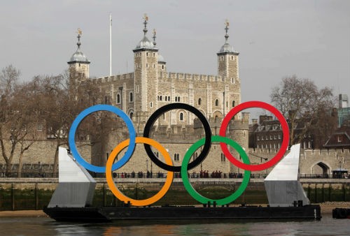 Sau đó là màn diễu hành của tất cả các vận động viên đến từ 204 quốc gia và vùng lãnh thổ tham gia thi đấu tại Olympic. Nữ hoàng Anh, Elizabeth II sẽ chính thức khai mạc Thế vận hội.