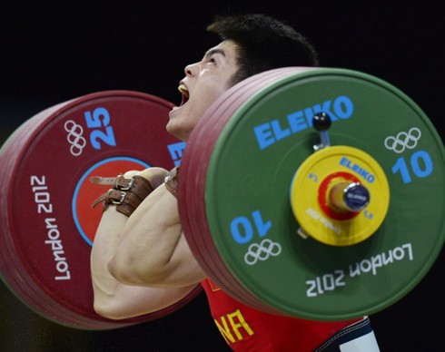 Gồng mình hết sức cố gắng nâng khối tạ lớn trên vai, chặng đường giành HC vàng của các VĐV cử tạ thật gian nan, vất vả. Đó chẳng khác nào như cuộc hành xác. Đây là hình ảnh của VĐV người Trung Quốc, Lin Qingfeng giành HC vàng ở hạng cân 69kg với tổng cử là 344kg.