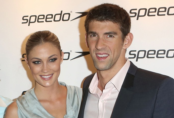 Theo báo chí Mỹ, Michael Phelps và người đẹp bắt đầu hẹn hò từ đầu năm nay, thời gian ngắn sau khi anh chia tay bạn gái cũ là cựu Hoa hậu bang California, Nicole Johnson. Mới đây, VĐV bơi lội xuất sắc nhất lịch sử Thế vận hội mới công khai giới thiệu bạn gái của mình trong một sự kiện diễn ra tại London, Anh.