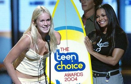 Hamilton cũng giành nhiều giải thưởng cho những nỗ lực của cô như giải VĐV trở lại ấn tượng nhất năm 2004 hay Teen Choice Awards.
