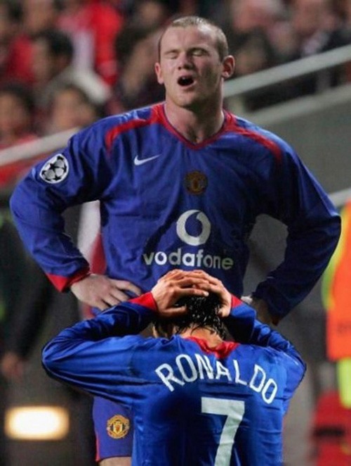 Hành động tiếc nuối của C. Ronaldo và Rooney rất dễ gây hiểu nhầm.