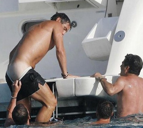 Lampard bị một người bạn kéo tụt quần khi leo lên du thuyền.