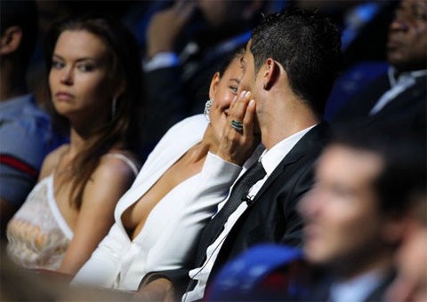 Một số hình ảnh C.Ronaldo và Irina Shayk liên tục cười đùa tình tứ với nhau.