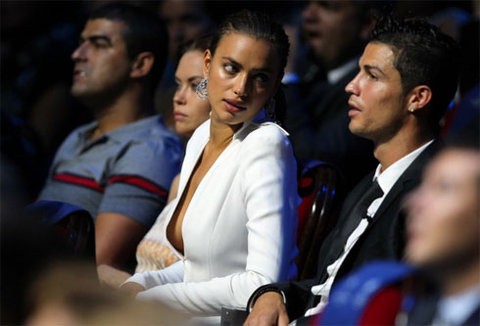 Một số hình ảnh C.Ronaldo và Irina Shayk liên tục cười đùa tình tứ với nhau.