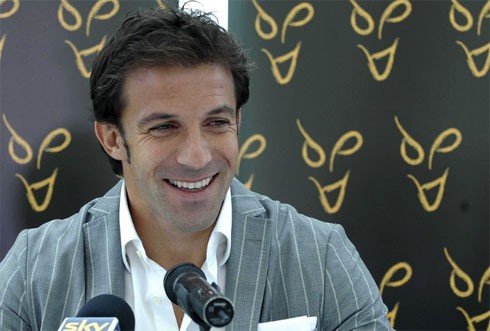 Del Piero cười rạng rỡ trong ngày ra mắt CLB mới.