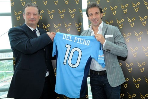 Del Piero chụp ảnh cùng Tony Pignata - Giám đốc điều hành Sydney FC.