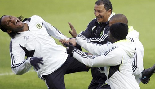 Drogba cười nghiêng ngả khi đùa nghịch cùng các đồng đội ở Chelsea trên sân tập.