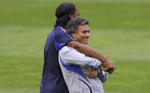 Drogba và HLV Mourinho thật tình tứ với nhau.
