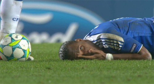 Drogba vừa nằm giả vờ đau vừa hé mắt ngó trọng tài kìa, anh ấy đúng là một trong những “kịch sĩ” trên sân cỏ.