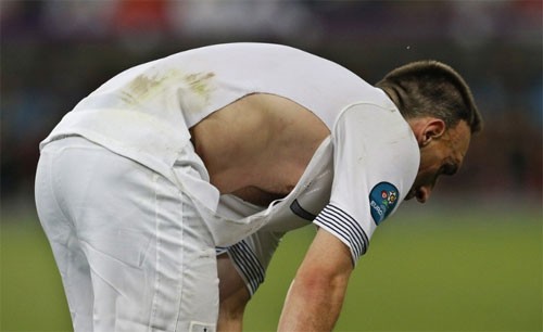 Chiếc áo đấu của Ribery bị toạc một đường khá dài trong trận tứ kết Euro 2012 gặp Tây Ban Nha hôm 24/6 vừa qua.