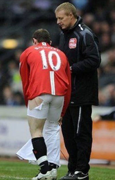 Quần lót của Rooney bị rách một mảng khá to.