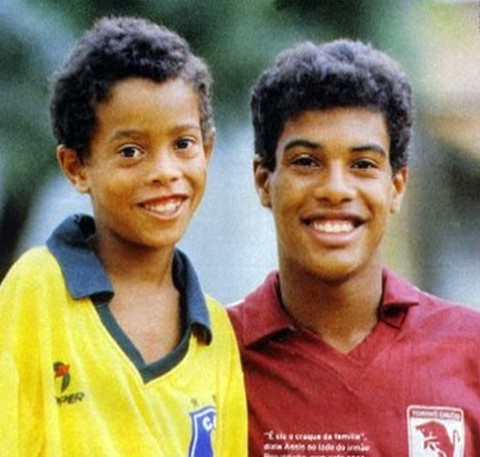 Ronaldinho kìa! Anh ấy ngày bé có mái tóc xoăn ngắn ngô ngố và nụ cười không lẫn vào đâu được.