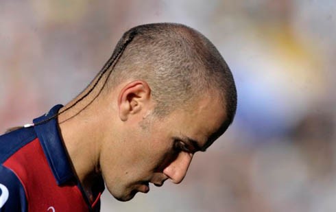 Cầu thủ Rodrigo Palacio cắt cua toàn bộ chỉ chừa lại một chỏm tóc nhỏ đằng sau.