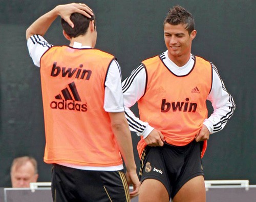 Kiểu kéo quần như thế này rất thường thấy ở C. Ronaldo.