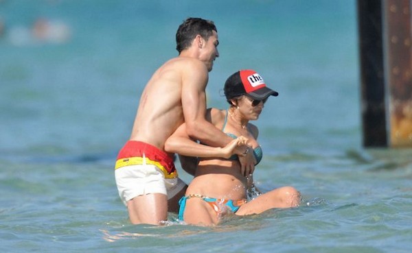 Những hình ảnh hài hước giữa Cris Ronaldo và người tình nóng bỏng Irina Shayk.