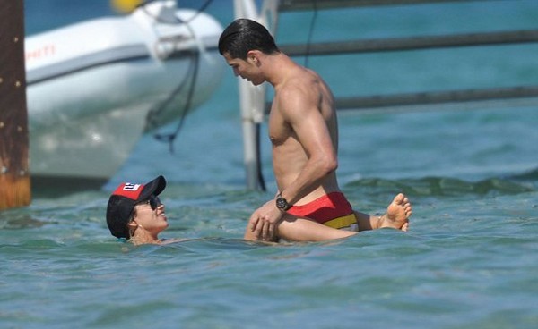 Những hình ảnh hài hước giữa Cris Ronaldo và người tình nóng bỏng Irina Shayk.