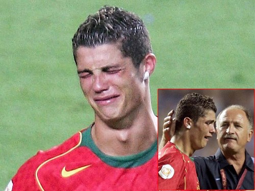 Nhìn C. Ronaldo khóc như con nít.
