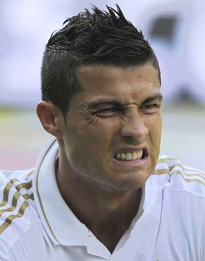 Nhìn khuôn mặt nhăn nhó của ngôi sao Real Madrid kìa.