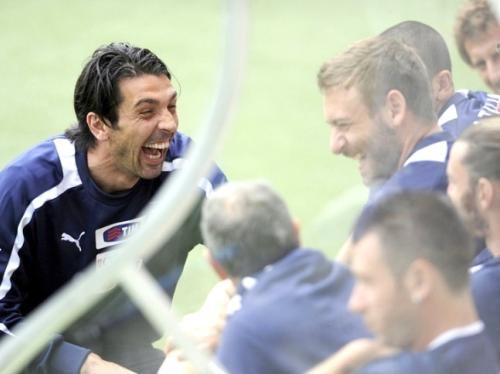 Buffon vô tư cười đùa cùng đồng đội.
