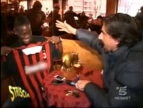 Bất chấp kỷ luật, kỷ cương, tiền đạo Man City luôn làm những gì anh thích. Khi còn khoác áo Inter, Balotelli đã làm BLĐ, người hâm mộ phải tức giận khi hồn nhiên mặc áo đấu của kình đình AC Milan và tươi cười trước ống kính truyền hình.