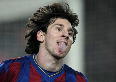 Òa! Lưỡi của Messi thật dài nha.
