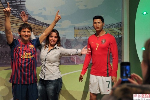 Nhưng đến ngày 25/9 thì bức tượng đã được đặt ở Bảo tàng sáp London. Điều đặc biệt là Messi được đặt ngay cạnh kỳ phùng địch thủ Ronaldo.
